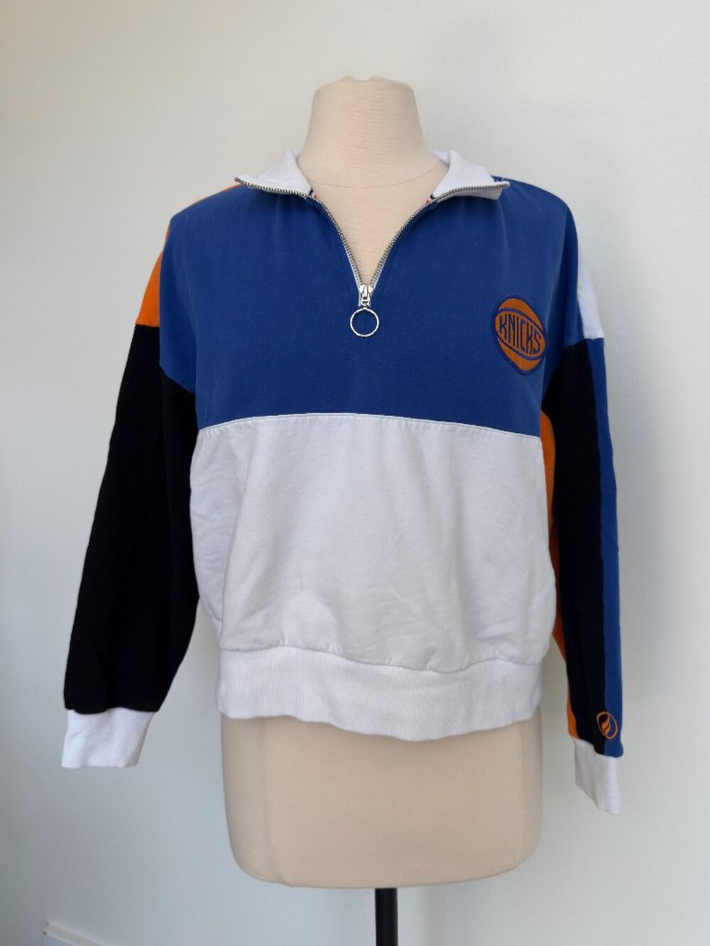New York Knicks Colorblock Half-Zip Sweatshirt
